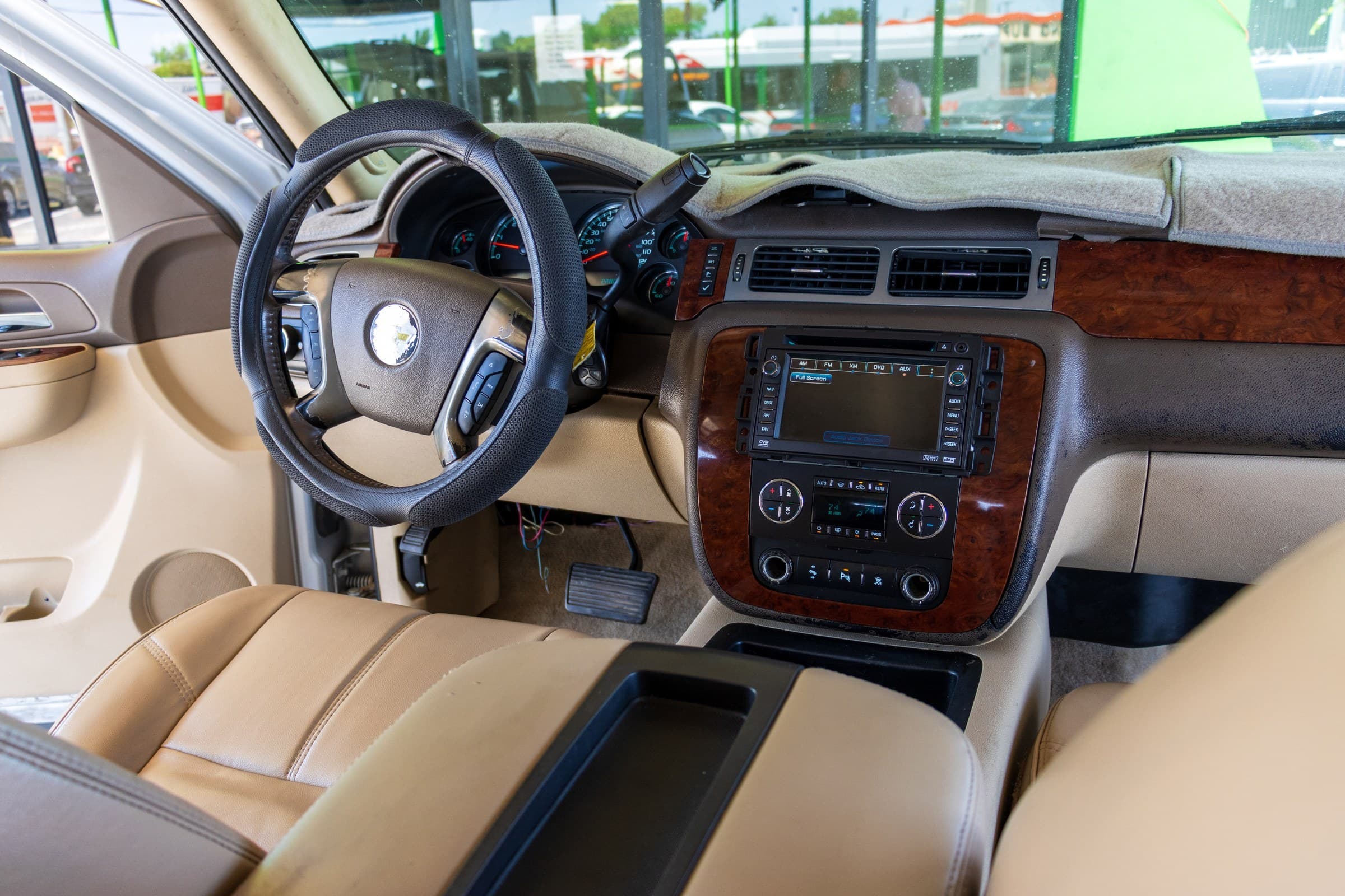 2011 Chevrolet Tahoe LT interior, front seats and console