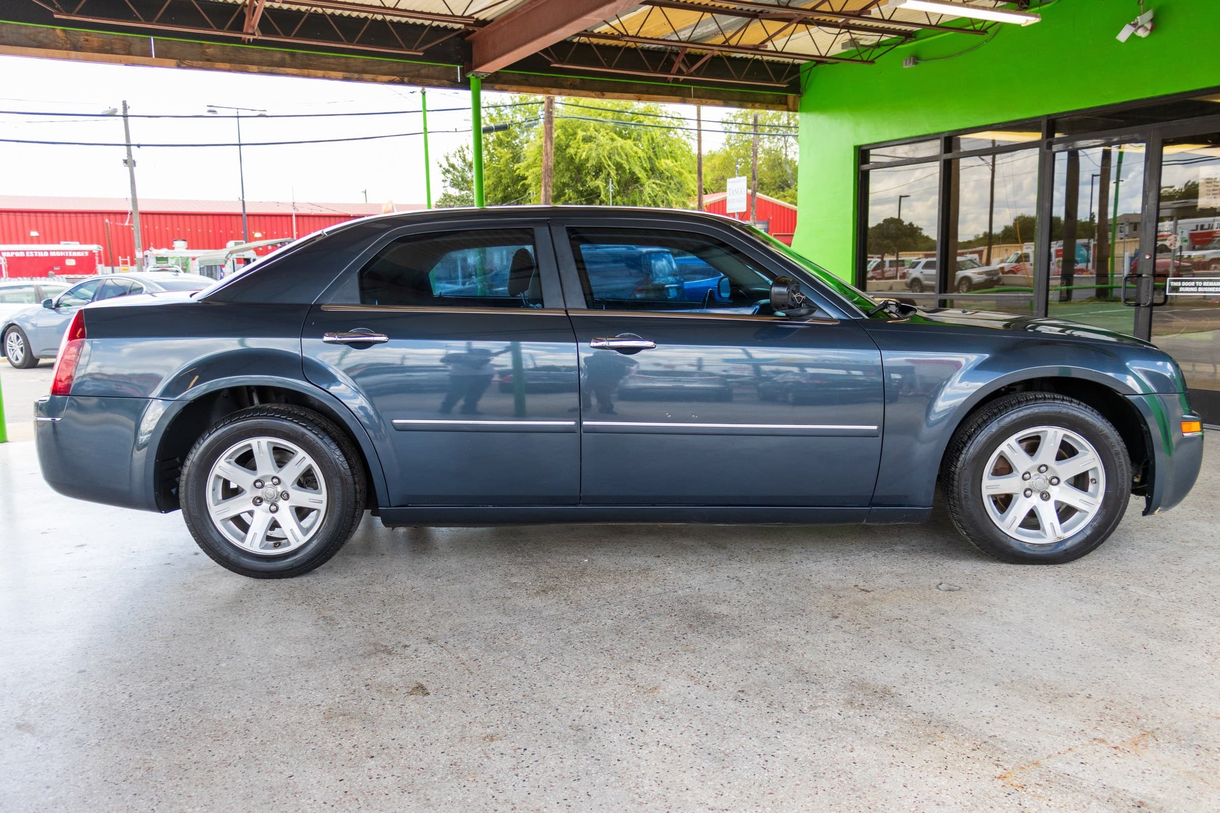 2007 Chrysler 300 Touring, passenger-side profile