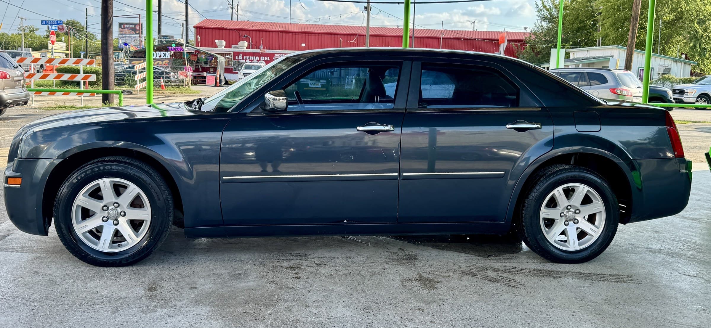 2007 Chrysler 300 — view 2