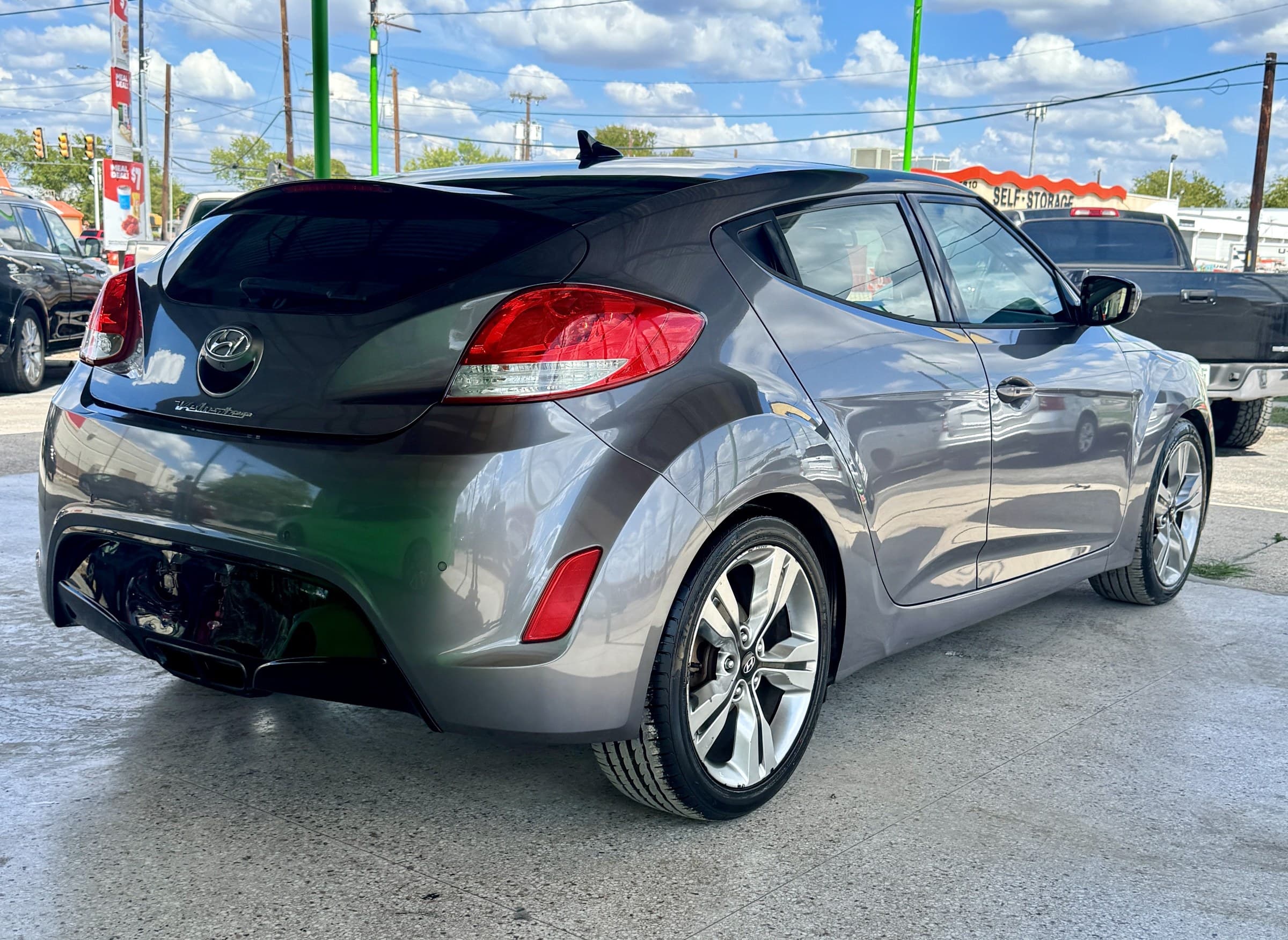 2014 Hyundai Veloster — view 4