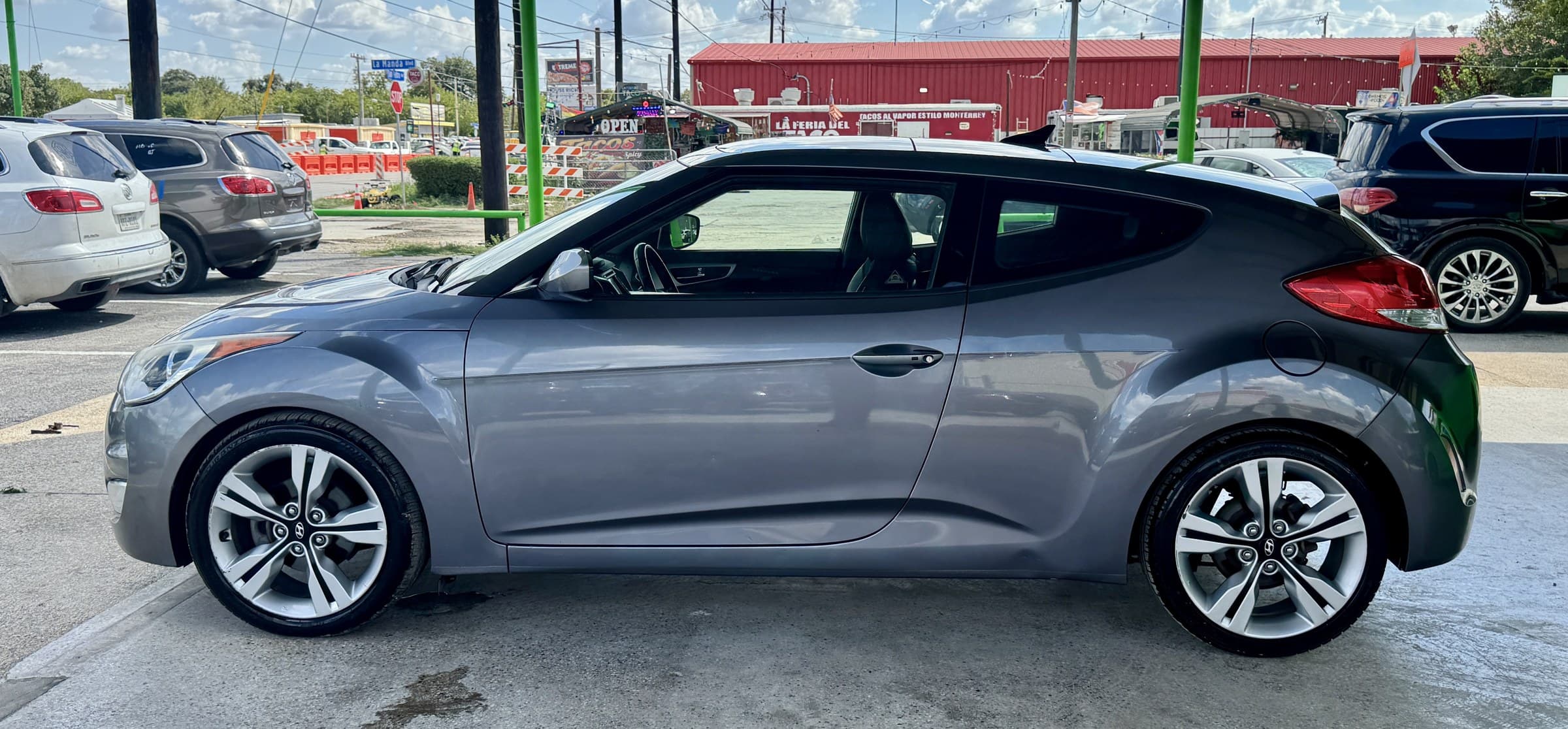2014 Hyundai Veloster — view 2