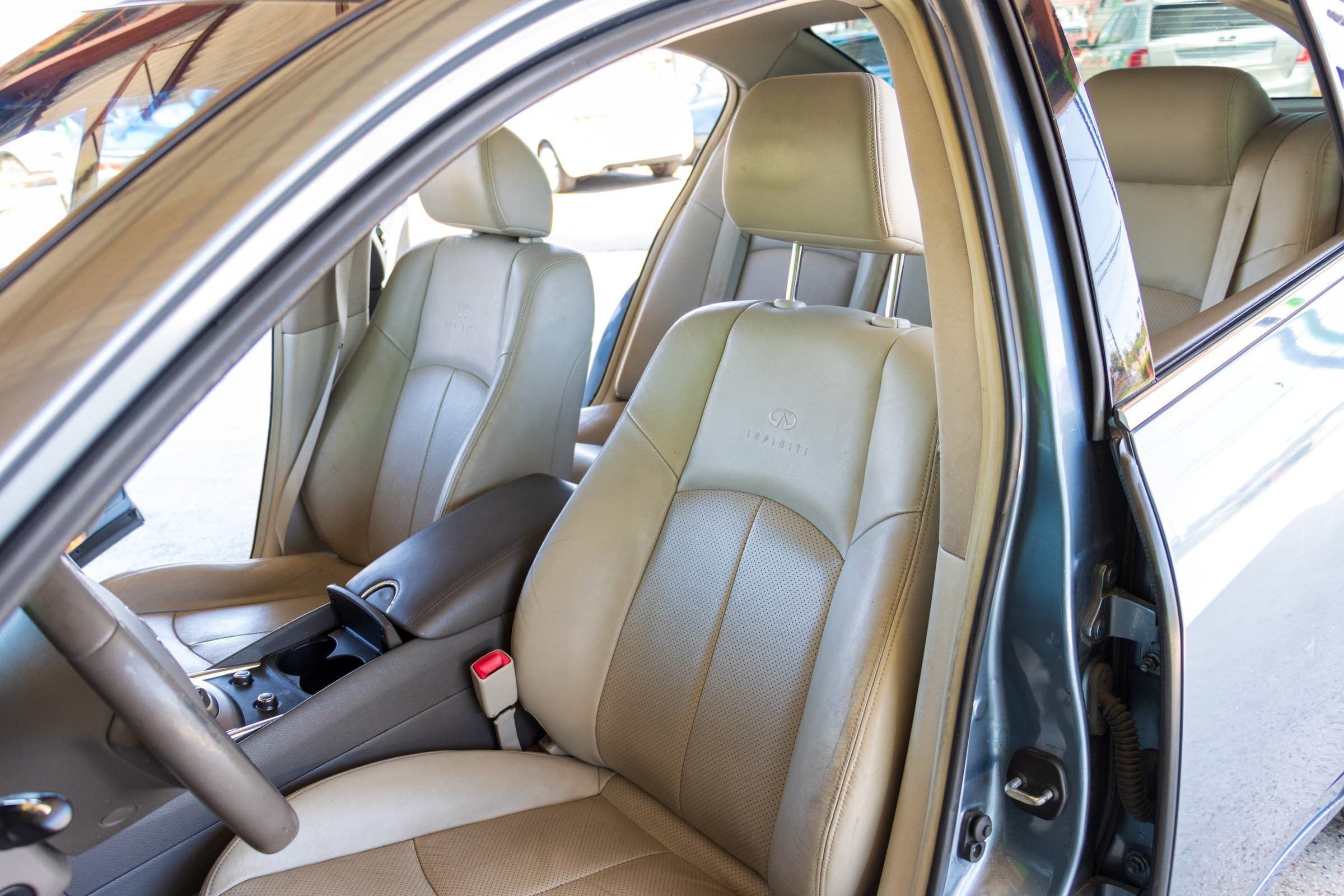 2010 INFINITI G37 Sedan interior, front seats