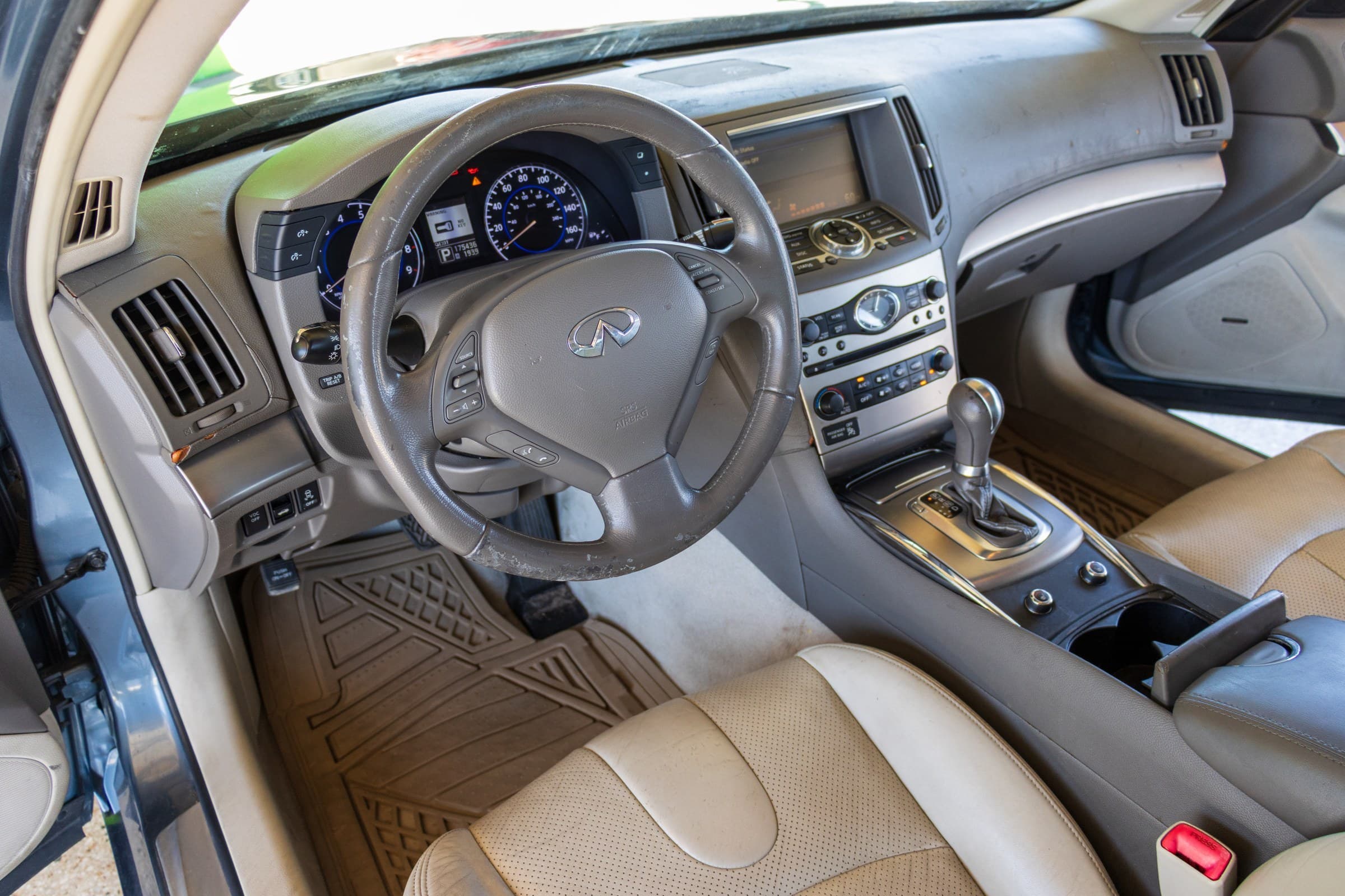 2010 INFINITI G37 Sedan interior, dashboard and steering wheel
