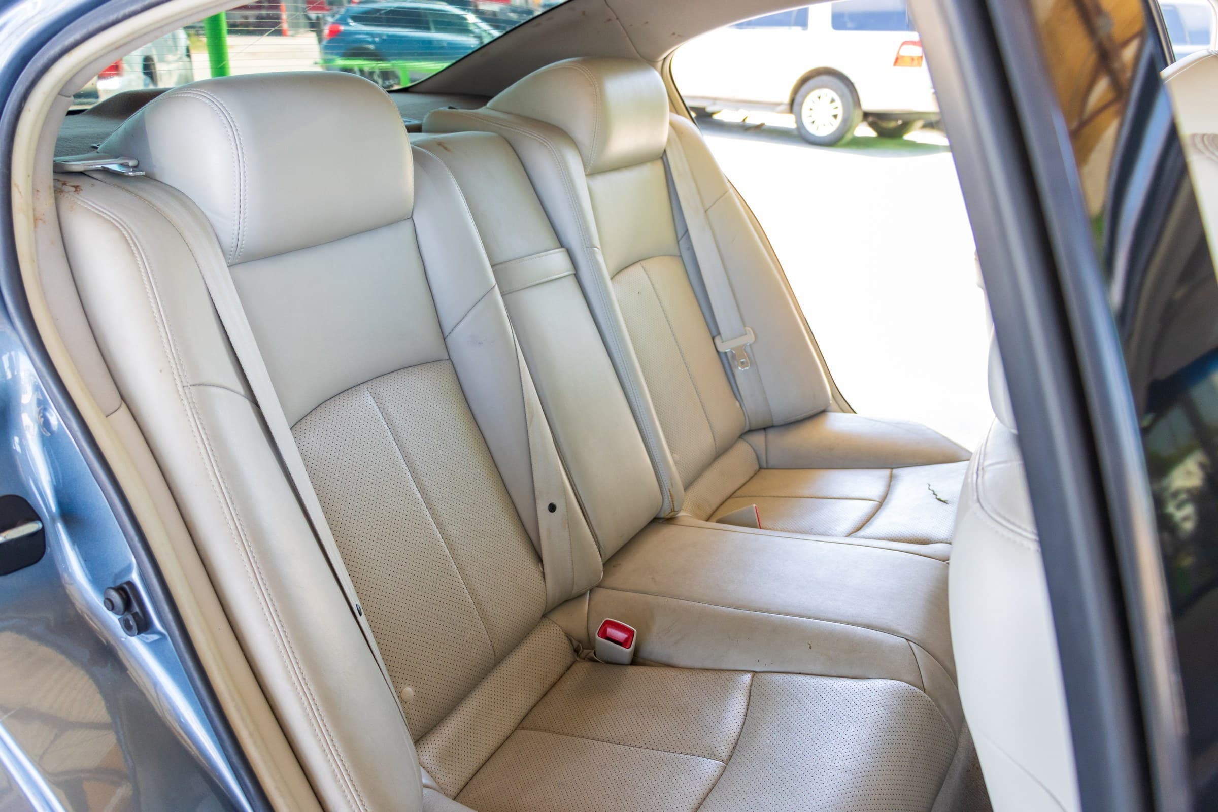 2010 INFINITI G37 Sedan interior, rear bench seat