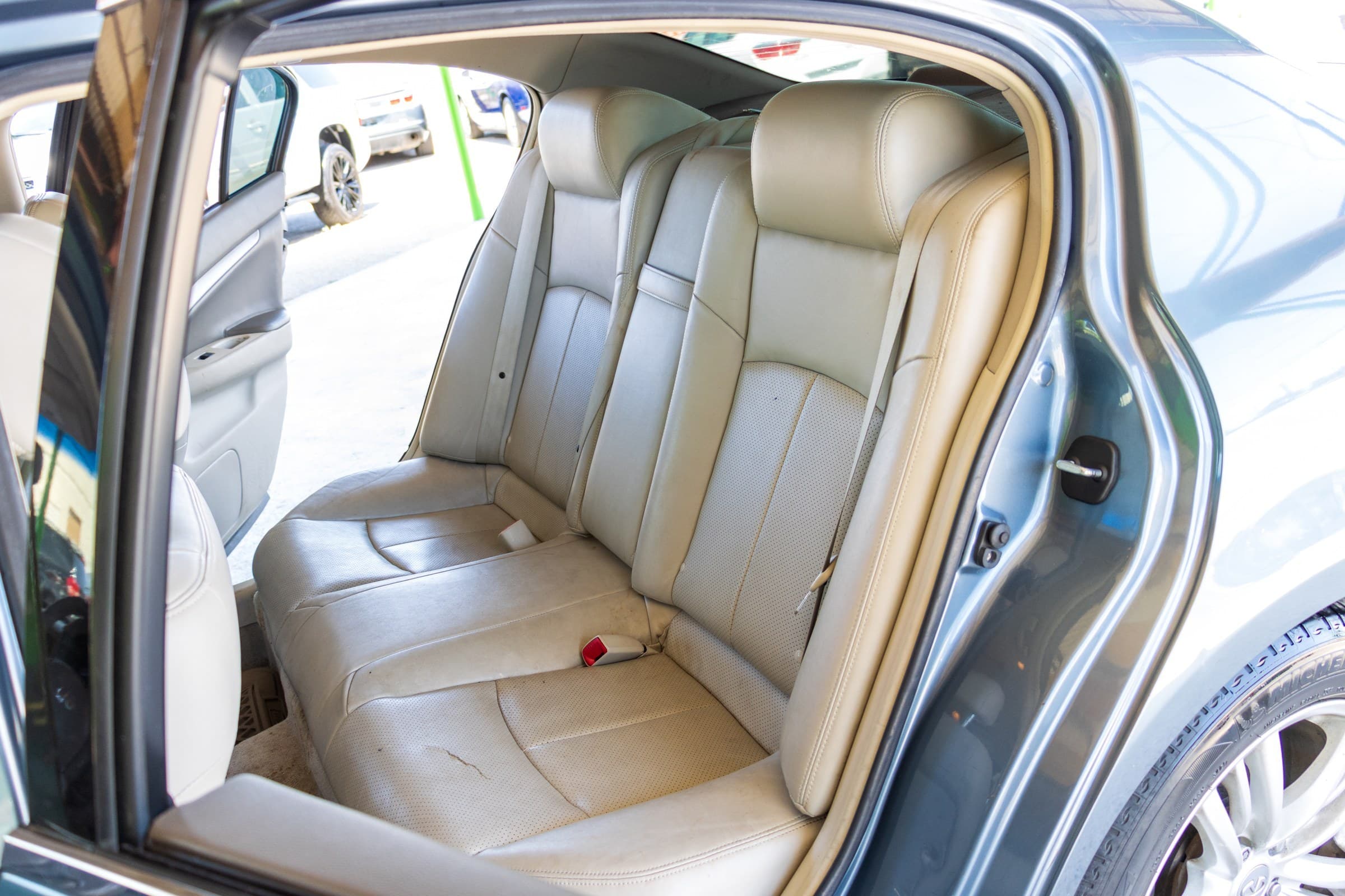 2010 INFINITI G37 Sedan interior, rear seats